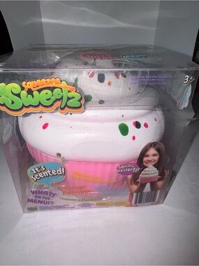Squeezeez Pink & White Scented Squishy Cupcake Toy